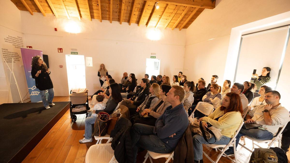 Charla informativa en el Casal d'Igualtat de Ibiza.