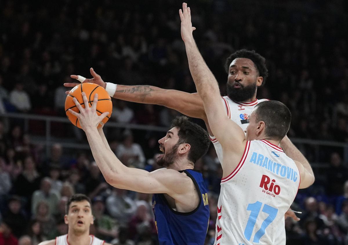 Brizuela entra a canasta ante Aranitovic y Hilliard, este domingo en el Palau.