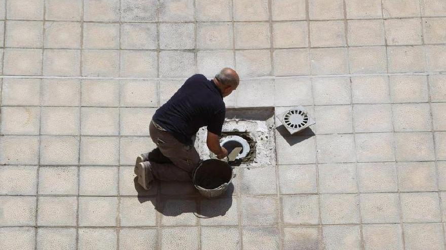 Un trabajador, a pleno sol.