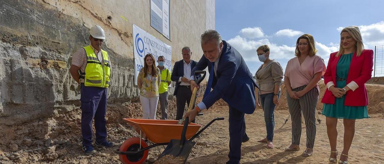 El presidente canario Ángel Víctor Torres en la colocación de la primera piedra, el pasado mes de mayo, para construir 16 viviendas en Ingenio, la primeras del Plan de Vivienda de Canarias 2020-2025.