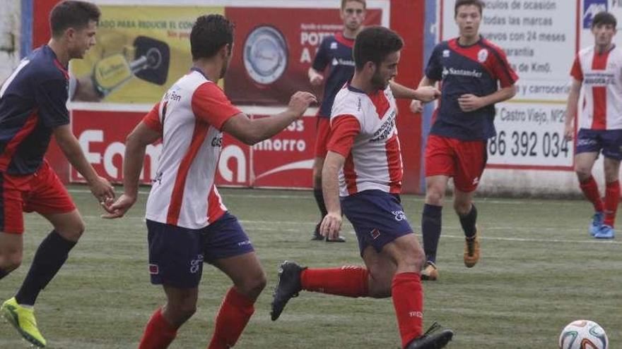 Un jugador del Alondras conduce el balón. // Santos Álvarez