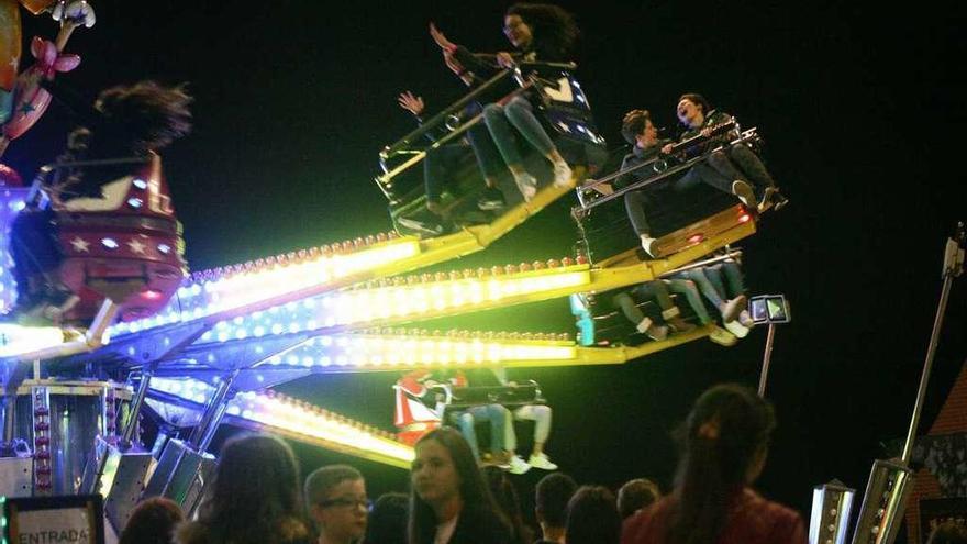 El saltamontes es una de las atracciones del parque de la Semana Verde. // Bernabé/Luismy