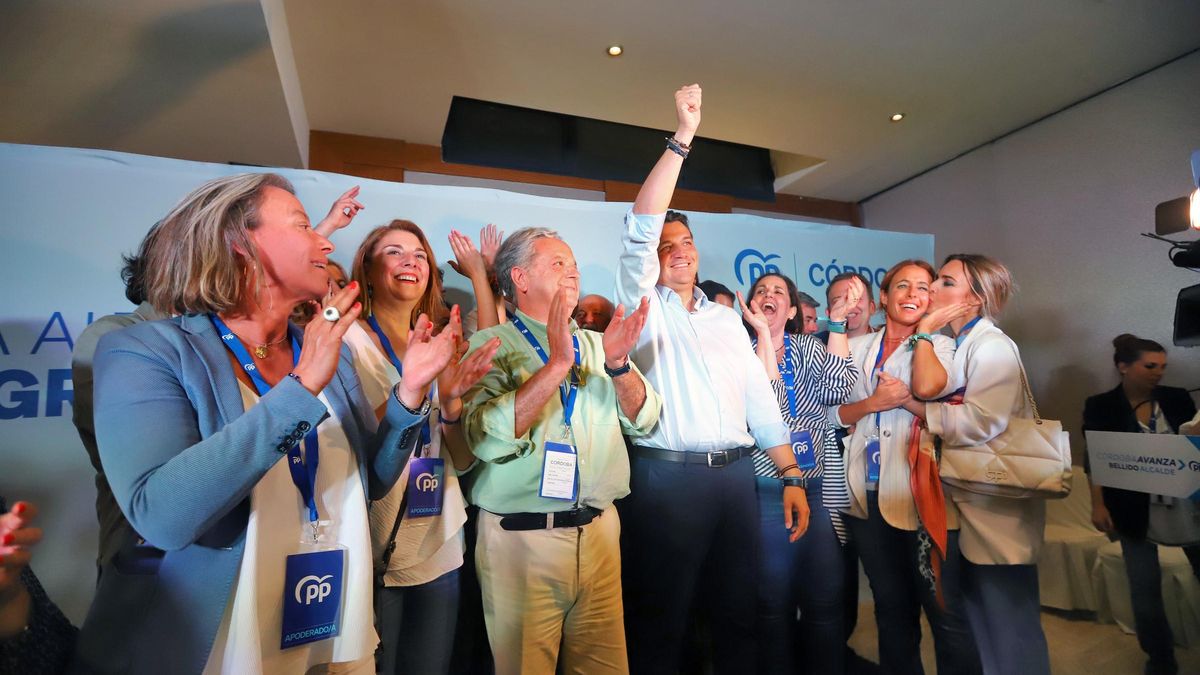 José María Bellido, en la noche electoral de las municipales del 2023, acompañado por los miembros de su candidatura.