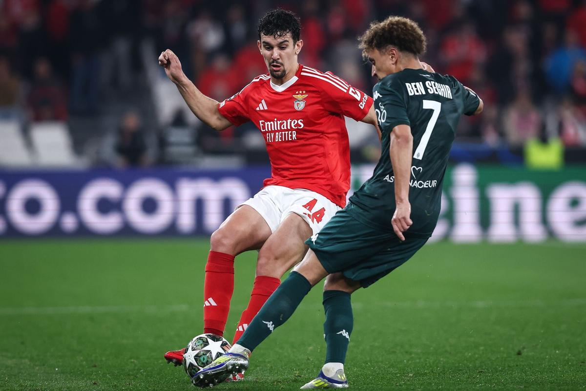 LISBON (Portugal), 18/02/2025.- SL Benfica player Tomas Araujo (L) fights for the ball with Monaco`s Ben Seghir during their UEFA Champions League knockout phase play-offs 2nd leg match with Benfica, at Luz Stadium, Lisbon, Portugal, 18 February 2025. (Liga de Campeones, Lisboa) EFE/EPA/RODRIGO ANTUNES. benfica . monaco. liga campeones 2024/2025 benfica . monaco. vuelta. accion. da luz