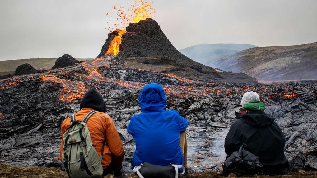Excursionistas miran al volcán Fagradalsfjall, a 40 kilómetros de Reykjavik