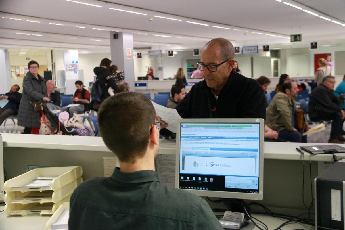 Contribuents fent consultes a la seu de l'Agència Tributària.