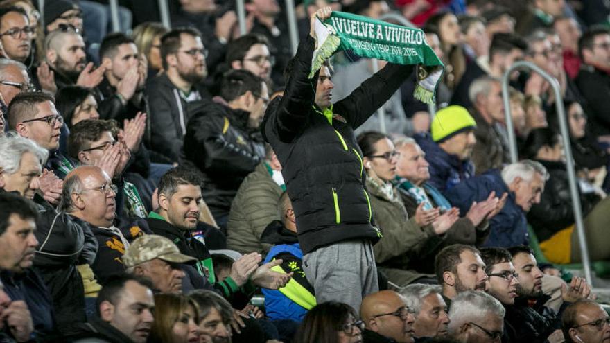 Aficionados del Elche, durante un partido en el Martínez Valero