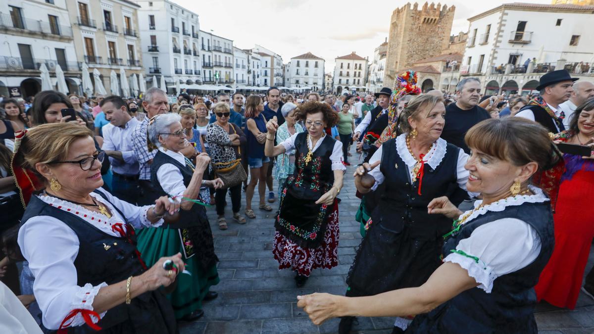 Varias mujeres ensayan 'El Redoble' antes de la quedada de la plaza Mayor del pasado septiembre.e en la plaza mayor de Cáceres.