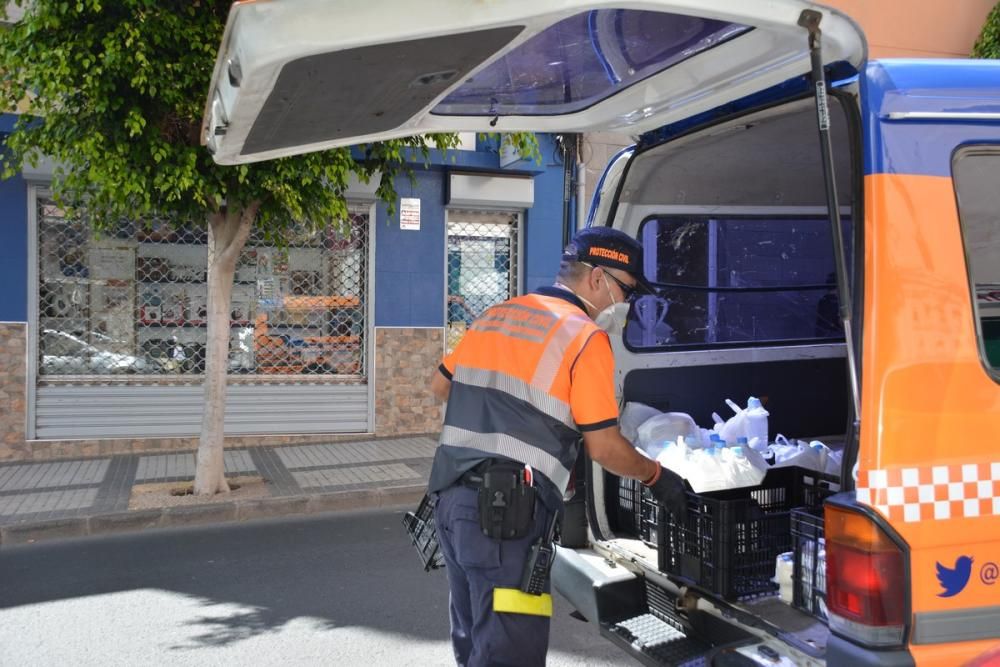 Voluntarios de Protección Civil cargan con las com