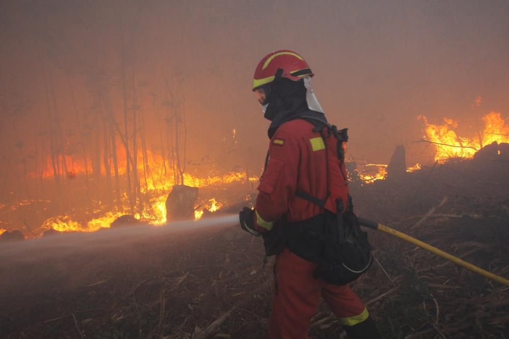 La ola de incendios forestales alcanzan a Santiago