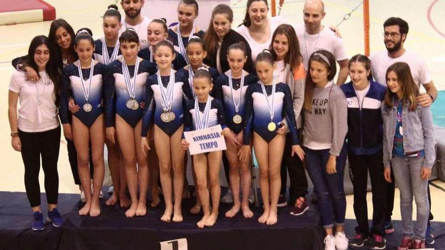 Las gimnastas del Tempo, en el podio en el Campeonato Gallego.