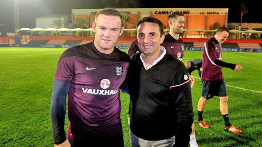 Rooney, capitán de la selección, con Bernabé Cano.
