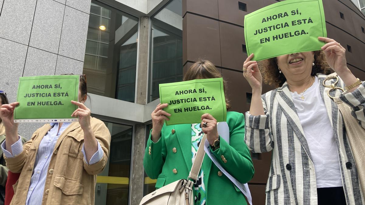 Cadena humana de los funcionarios de Justicia en Oviedo: "La gente está muy cabreada "