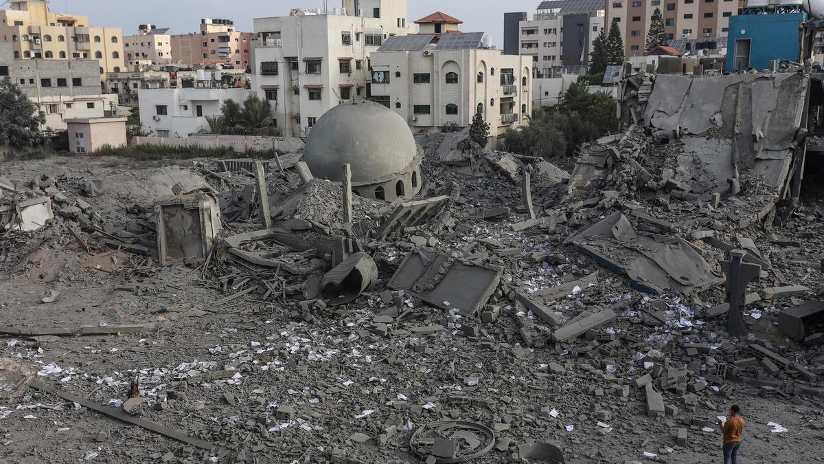 Varios edificios de la ciudad de Gaza destruidos por el impacto de un proyectil israelí, el pasado lunes.