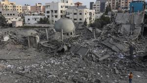 Varios edificios de la ciudad de Gaza destruidos por el impacto de un proyectil israelí, el pasado lunes.