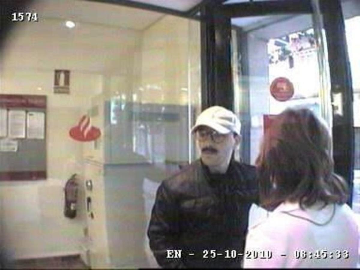 Un còmplice del presumpte assassí, el 24 d’octubre passat, a l’oficina del banc. Un còmplice del presumpte assassí, el 24 d’octubre passat, a l’oficina del banc.