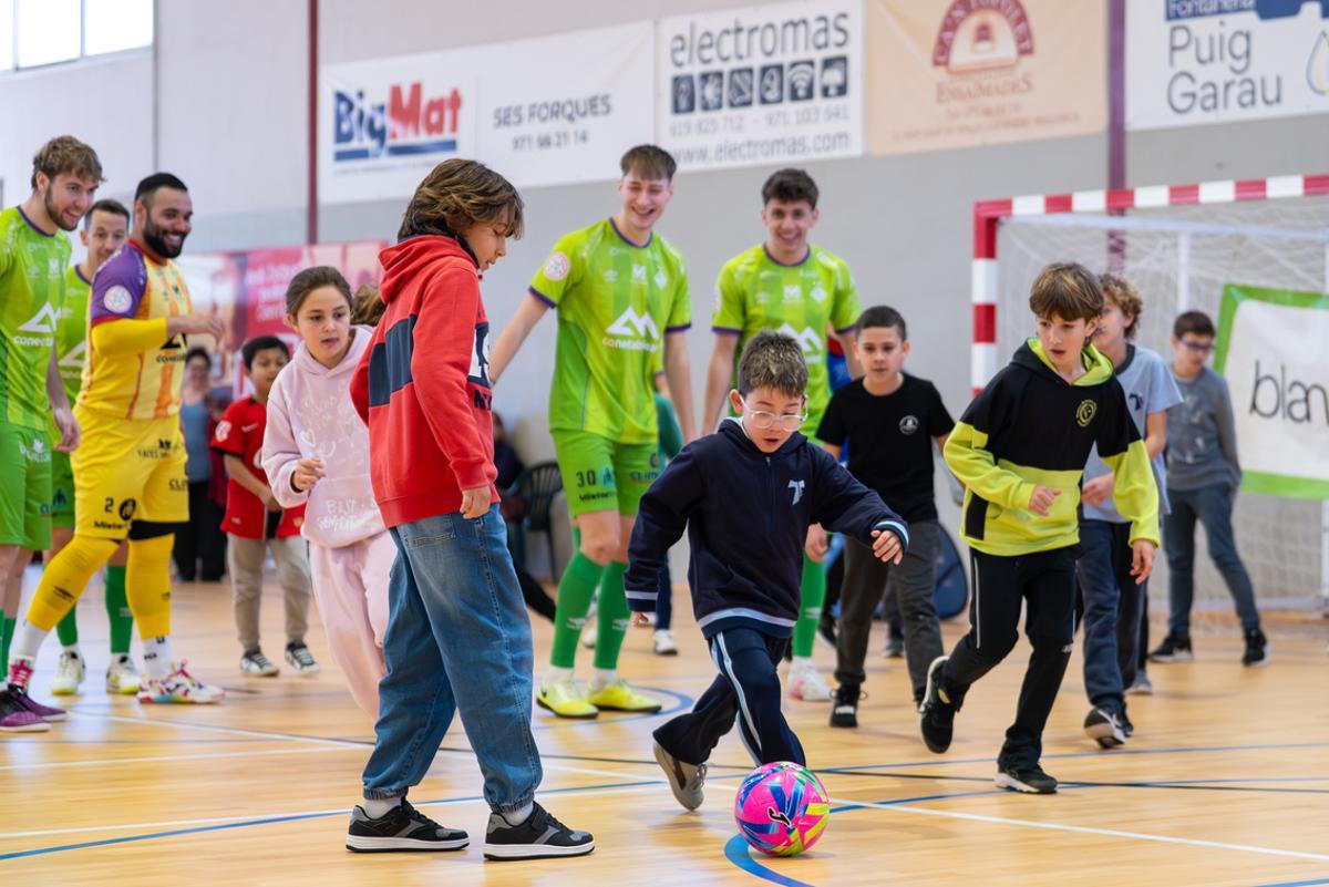 Los niños de Llucmajor han disputado un partido junto con la plantilla del Palma Futsal.