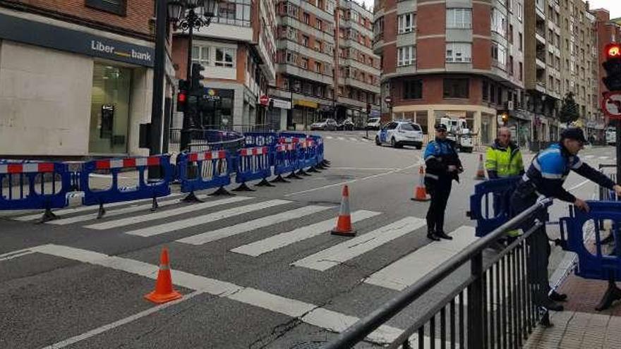 La Policía Local colocando vallas ayer en Flórez Estrada.