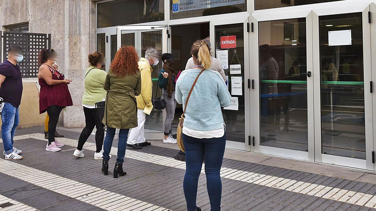 Cola de usuarios ante las puertas del centro base de Servicios Sociales, en la capital grancanaria.