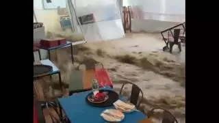 Vídeo | Un torrente arrasa la terraza de un restaurante a pie de playa en Begur