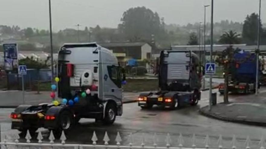 Caravana de camiones en Piedras Blancas para dar ánimos en el confinamiento