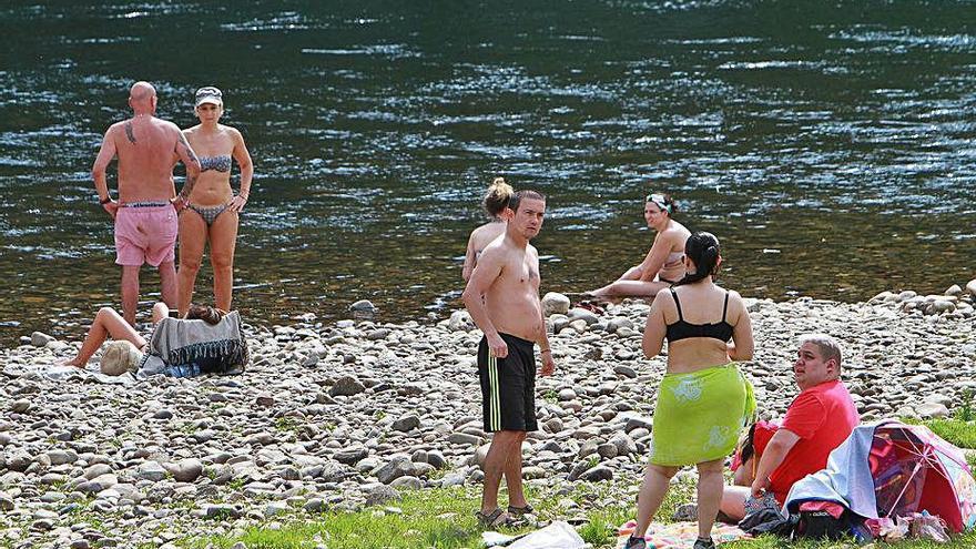 Bañistas en la playa fluvial del Miño.