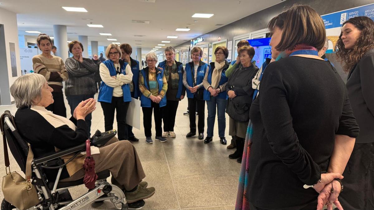 Chus Blanco, viuda y madre respectivamente de los Quesada, guió la visita de las voluntarias por las obras pictóricas de ambos artistas que lucen en el hospital de Ourense.