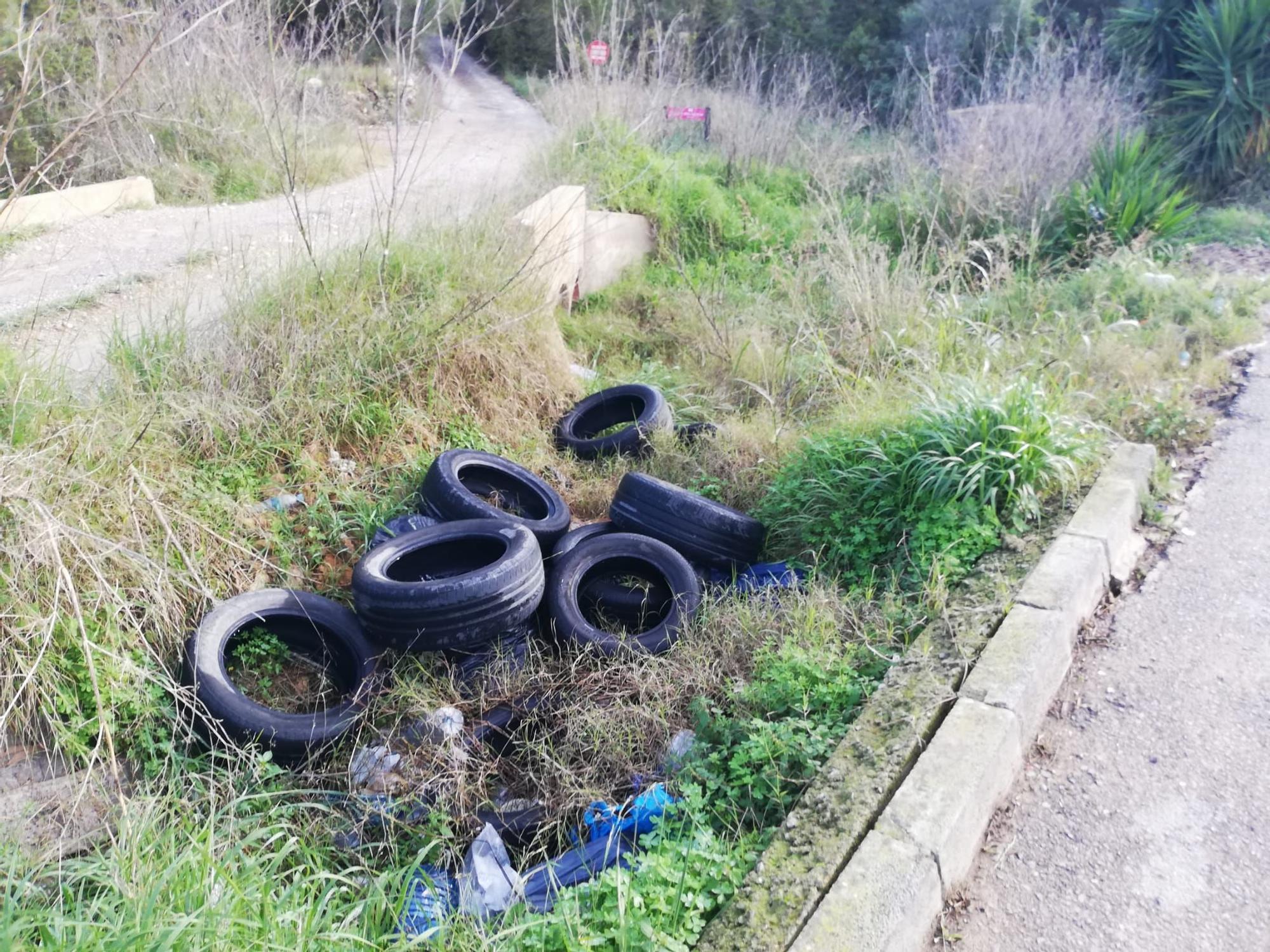 El pou de na Maciana sigue rodeado de basura.