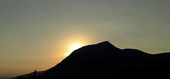 Solsonès. Des del mirador del Cudó a Coll de Jou, lentament s’amagava el sol pel costat del Puit Subirà, al terme d’Odèn .