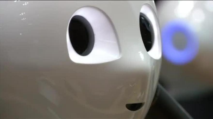 Japón presenta un robot programado para oficiar funerales