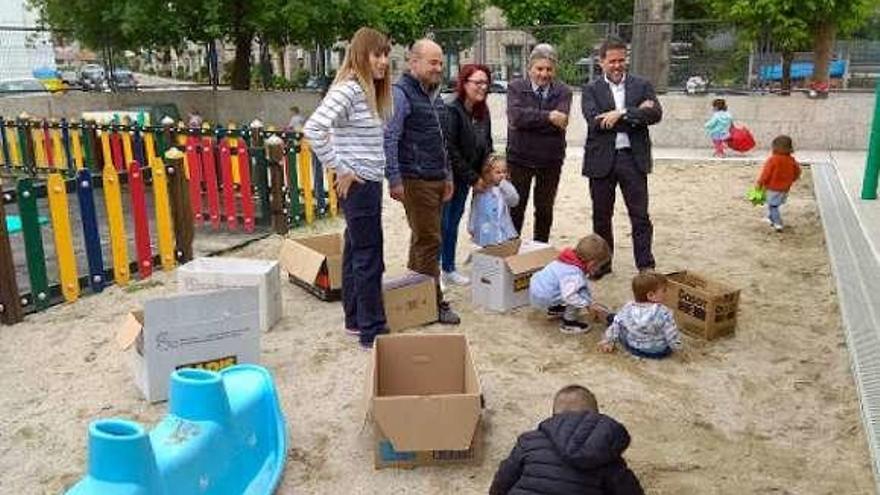 Rodríguez y Castillo, ayer, en la escuela infantil de Covelo. // D.P.