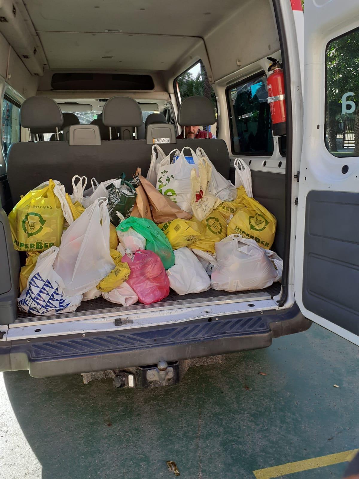 Bolsas de alimentos recogidas en el colegio Hispanidad de Elche a beneficio de Cruz Roja