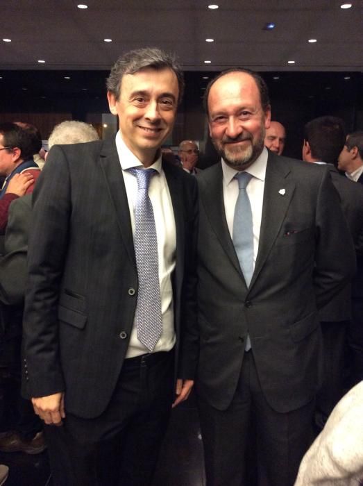 El jefe de la edición de Vega Baja de INFORMACIÓN, Manuel Alarcón y el alcalde de Orihuela, Emilio Bascuñana.