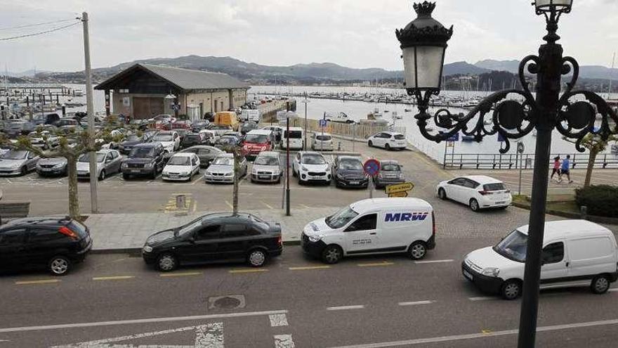 El acceso al puerto de Baiona será remodelado tras la temporada turística. // José Lores