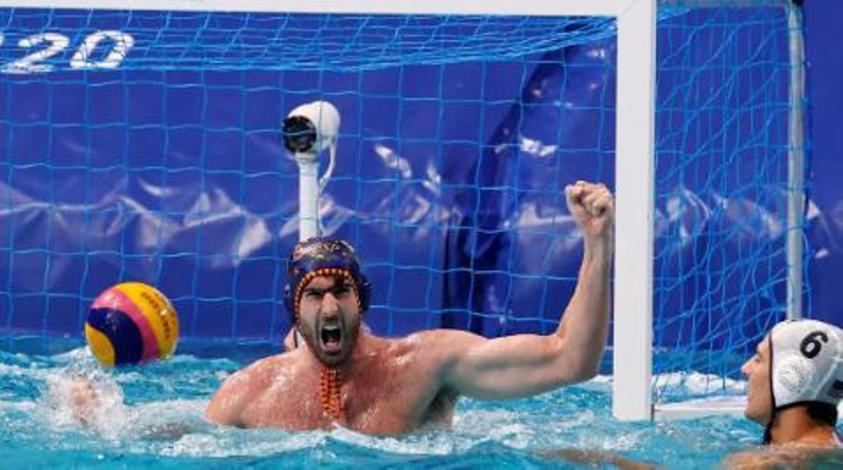 Miguel de Toro de España celebra tras anotar contra ESTADOS UNIDOS, durante un partido por los cuartos de final masculinos de waterpolo en los Juegos Olímpicos Tokio 2020, este miércoles en el Centro de Waterpolo de Tatsumi en Tokio (Japón)