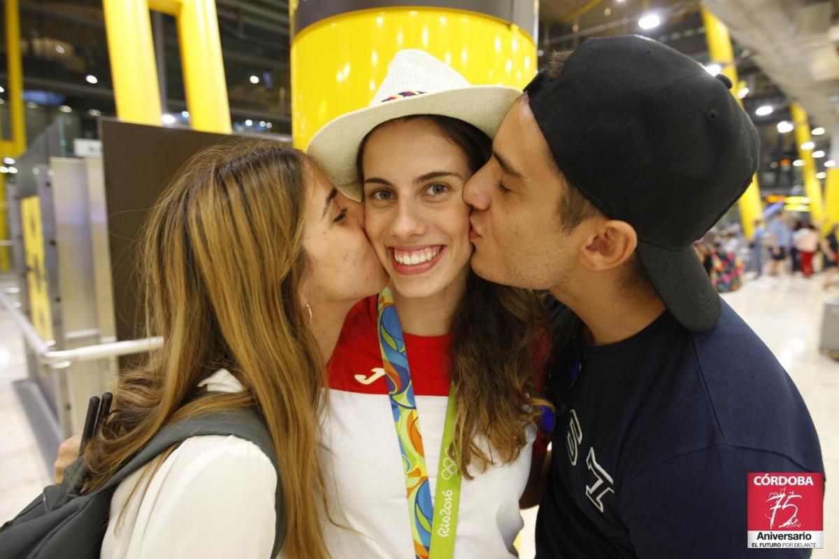 Recibimiento a Lourdes Mohedano en el aeropuerto de Madrid