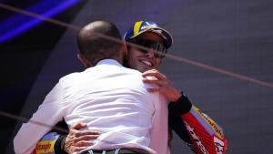 Marc Márquez es felicitado, ayer, en Montmeló por Claudio Domenicali, CEO de Ducati.
