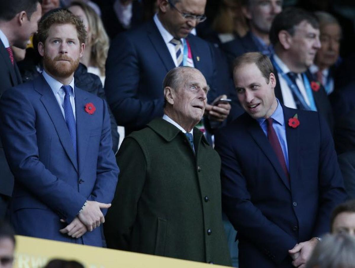 El príncipe Harry y su hermano Guillermo, junto a su abuelo el Príncipe Felipe, duque de Edimburgo