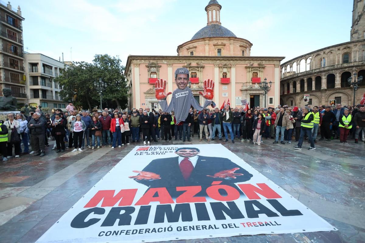 Miles de personas recorren València en la primera manifestación contra Mazón tras su citación como testigo