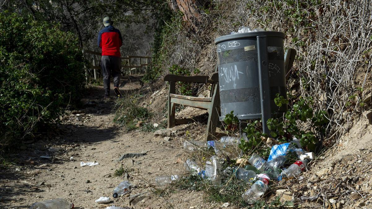 Uno de los caminos cerrados del parque de la Font del Racó