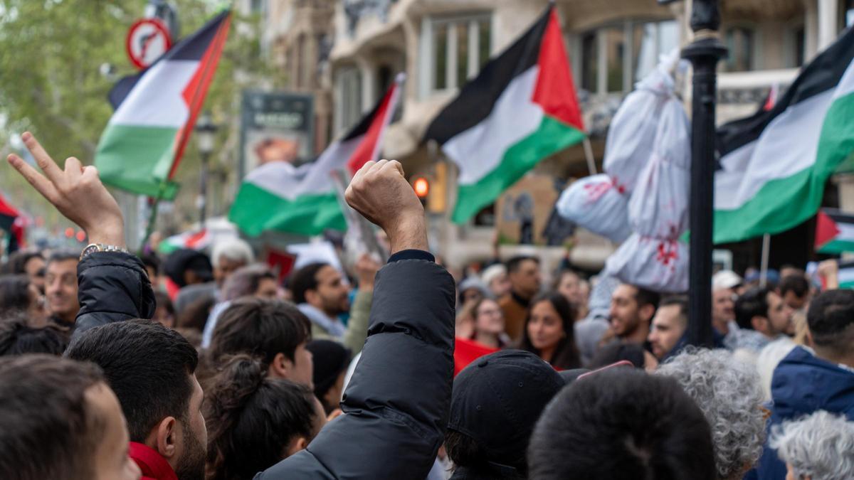 Banderas palestinas en una manifestación para pedir el fin de los bombardeos sobre Gaza ante la sede de la UE en Barcelona, el pasado 30 de marzo.