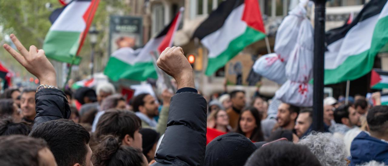Banderas palestinas en una manifestación para pedir el fin de los bombardeos sobre Gaza ante la sede de la UE en Barcelona, el pasado 30 de marzo.