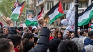 Banderas palestinas en una manifestación para pedir el fin de los bombardeos sobre Gaza ante la sede de la UE en Barcelona, el pasado 30 de marzo.