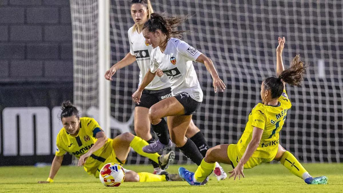 Duelo en el choque entre Valencia CF femenino y Villarreal Femenino en el primer partido de liga