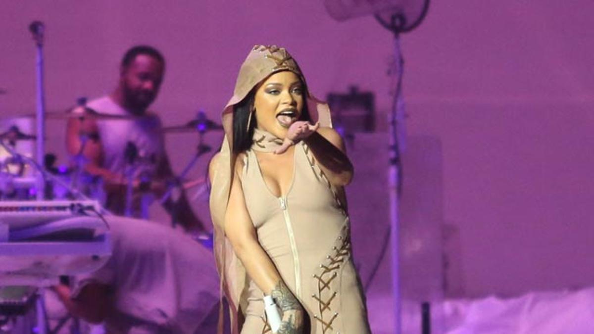 Rihanna presume de curvas en su concierto de Vancouver