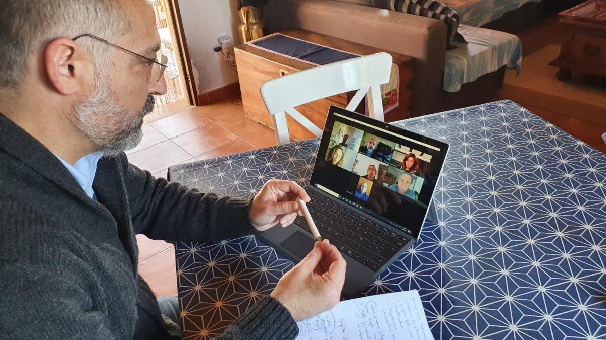 El conseller Andreu Serra, durante su conversaciÃ³n con los representantes de las federaciones.