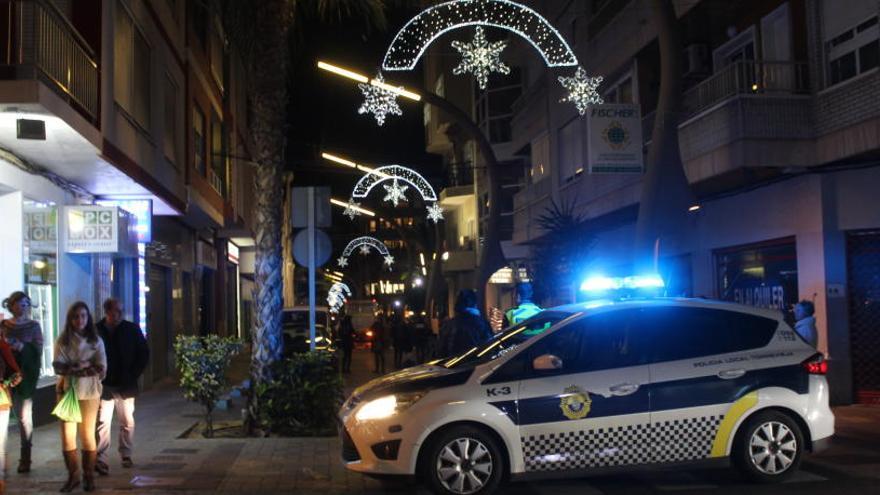 Vehículo patrulla de la Policía Local cruzado a modo de barrera en la calle Caballero de Rodas ayer