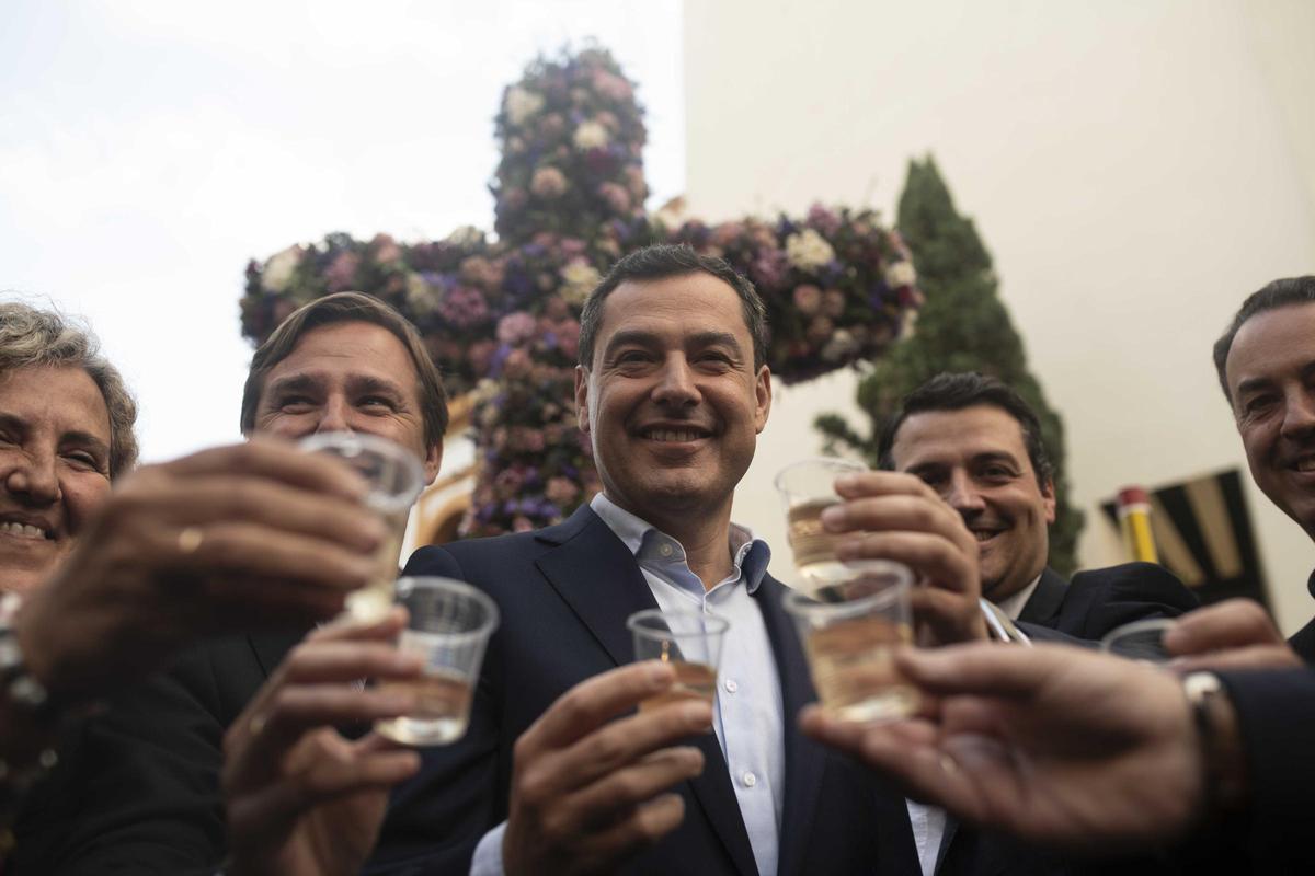 El 28 de abril del 2022, en la previa de la campaña electoral, Juanma Moreno visitó las cruces de Córdoba.