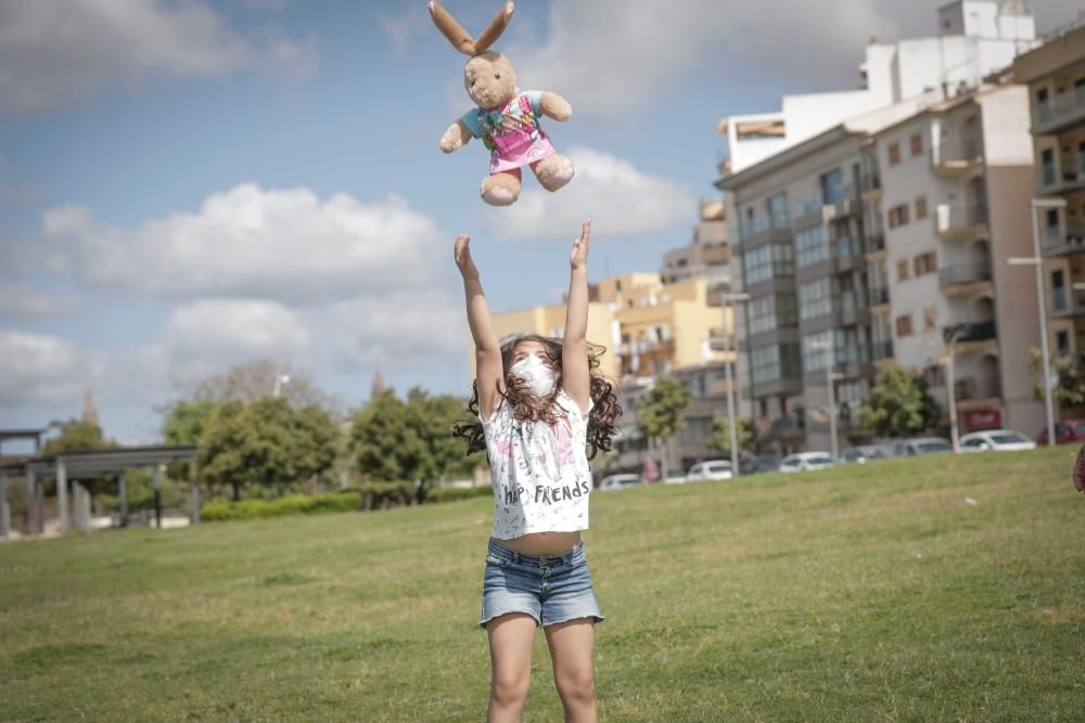 Coronavirus en Mallorca: Los niños disfrutan de sus primeras horas de libertad en las calles de Mallorca