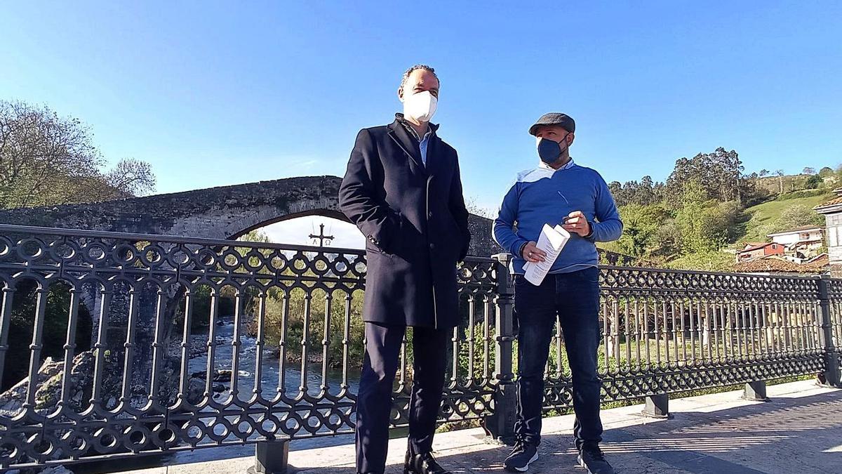 Alberto González, a la izquierda, y Saúl Pascual Asprón, ayer, ante el “puente romano” de Cangas de Onís. | E. S. R.